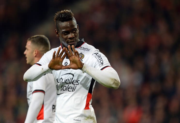 Mario Balotelli ist immer für einen Spaß zu haben (Foto: AFP)