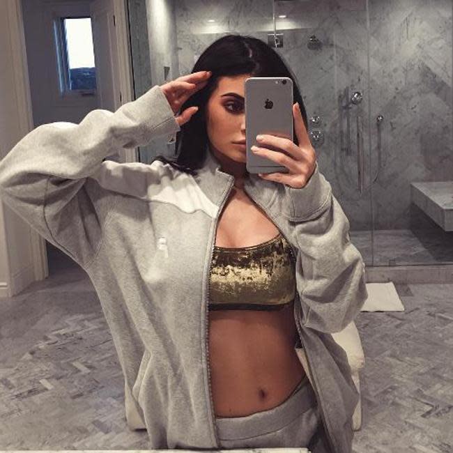 Kylie Jenner flaunts toned figure in mirror selfie