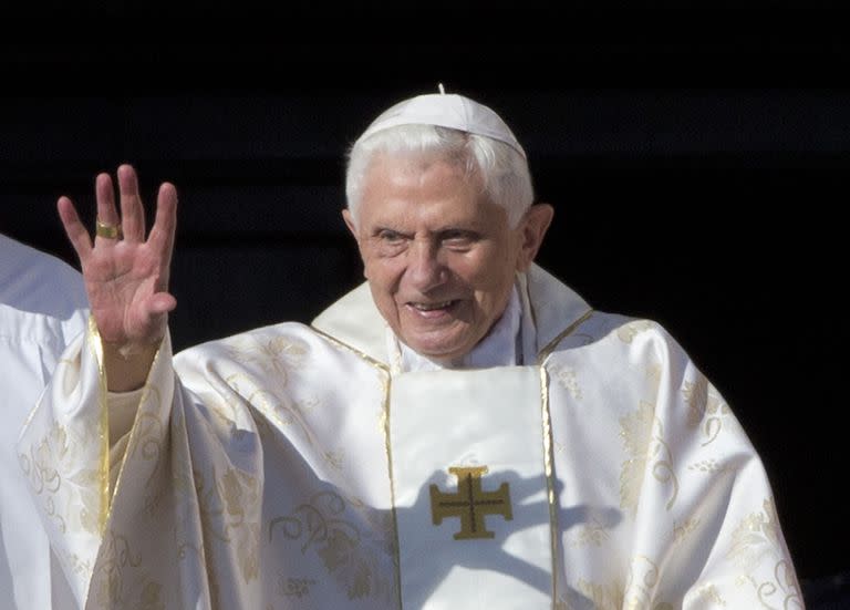 ARCHIVO - En esta foto de archivo del 19 de octubre de 2014, el papa emérito Benedicto XVI arroiba a la Plaza de San Pedro en el Vaticano. (AP Foto/Andrew Medichini, FILE)