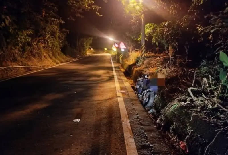 ▲25日凌晨，高雄南橫公路發生死亡車禍，余姓男子酒駕騎乘機車，自撞後跌入排水溝昏迷，緊急送醫仍宣告不治。（圖／翻攝畫面）