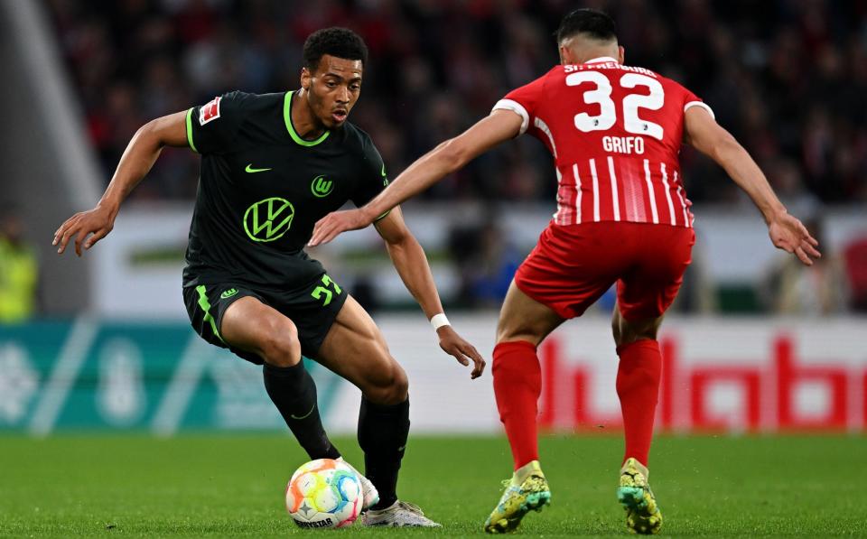 Felix Nmecha of Wolfsburg battles for the ball with Vincenzo Grifo of SC Freiburg during the Bundesliga match between Sport-Club Freiburg and VfL Wolfsburg - Christian Kaspar-Bartke/Getty Image