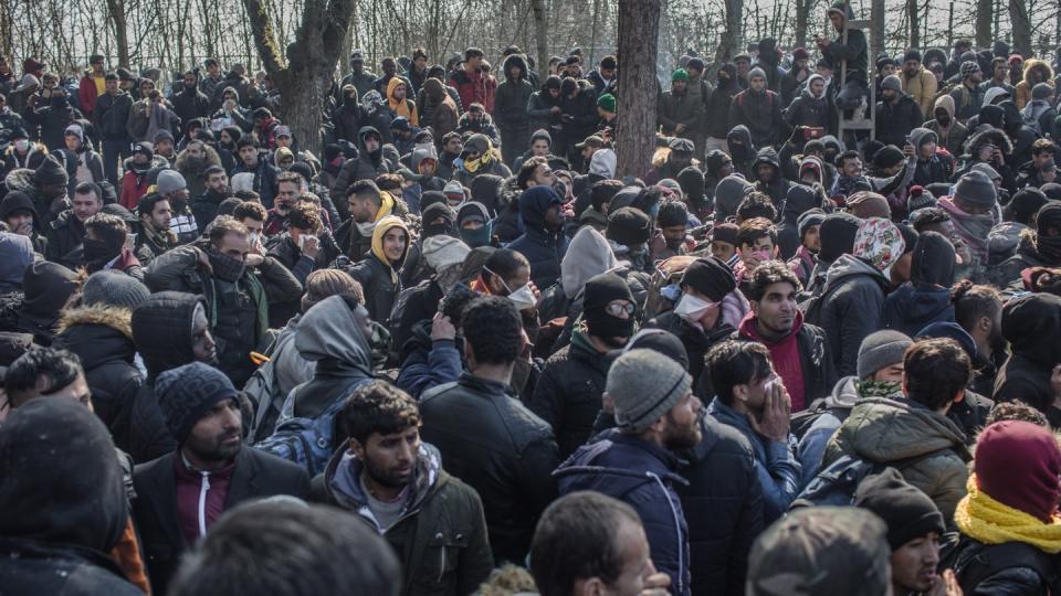 Am türkisch-griechischen Grenzübergang in Pazarkule sind tausende weitere Flüchtlinge mit dem Ziel EU eingetroffen.