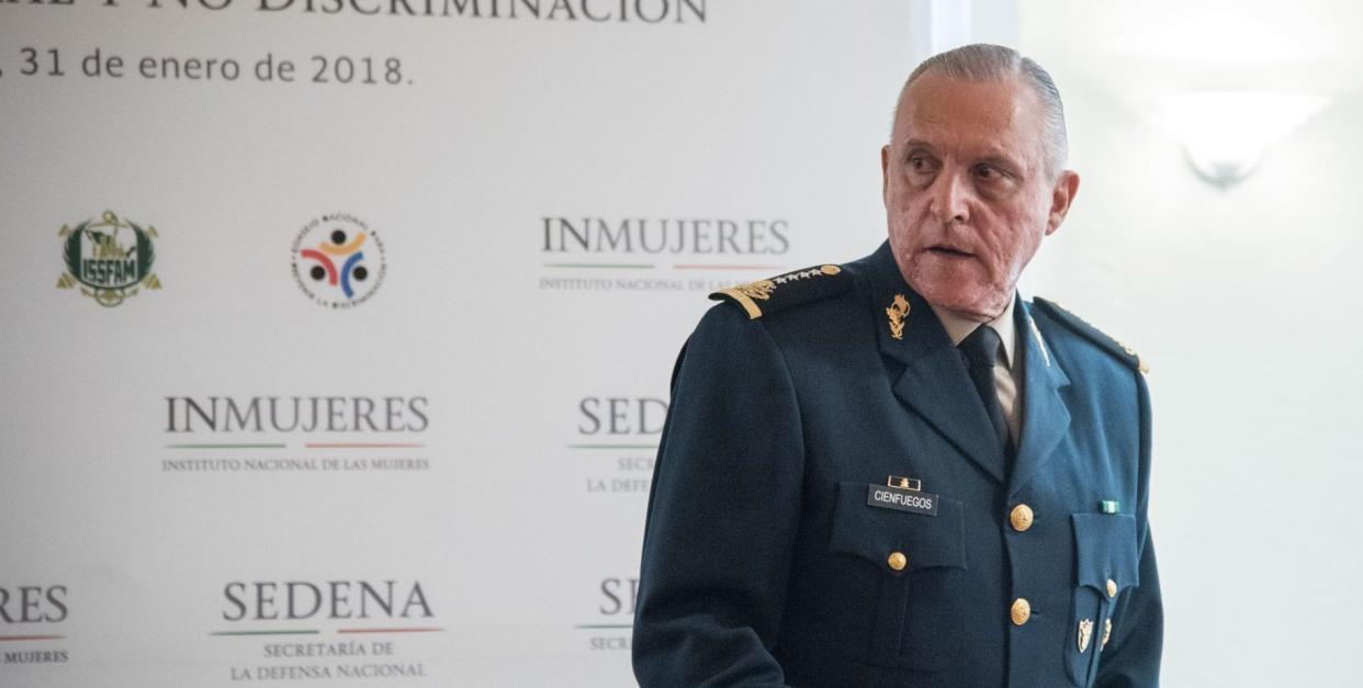 Salvador Cienfuegos es acusado por el gobierno de EU de tráfico de heroína, cocaína, metanfetaminas y mariguana; también de lavado de activos provenientes del narcotráfico. Ocurrido entre diciembre de 2015 y febrero de 2017