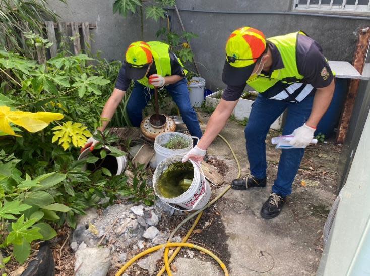 南部本土登革熱疫情升溫，桃園市環保局呼籲市民加強檢查居家及社區環境，落實「巡、倒、清、刷」，清除積水容器。（桃園市環保局提供）