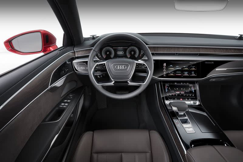 Audi A8 L 55 TFSI quattro新增自動停車輔助系統plus (Park assist plus) 和主動緊急待援輔助系統 (Emergency assist) 。（圖／Audi提供）