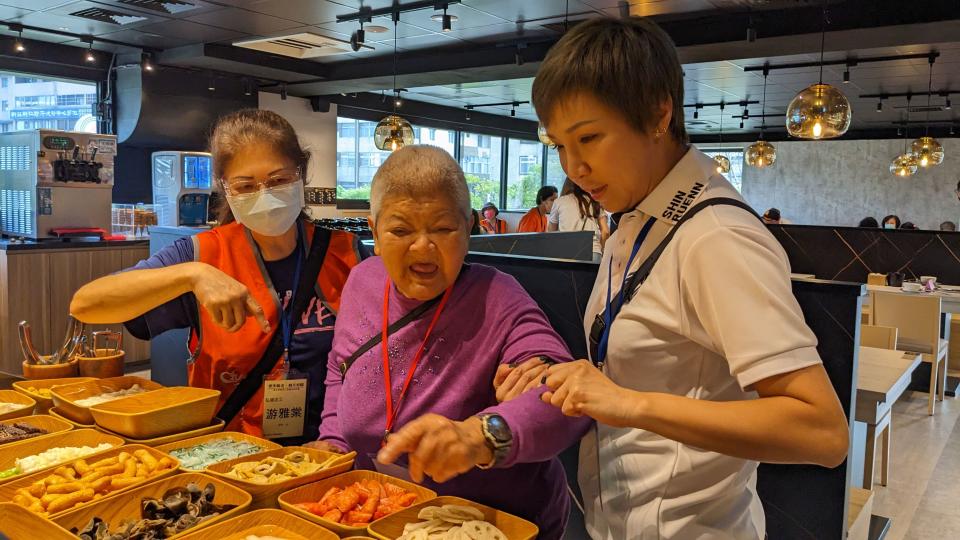 角落孤老人 ：高奶奶在志工陪伴介紹下挑選自己喜愛的火鍋料