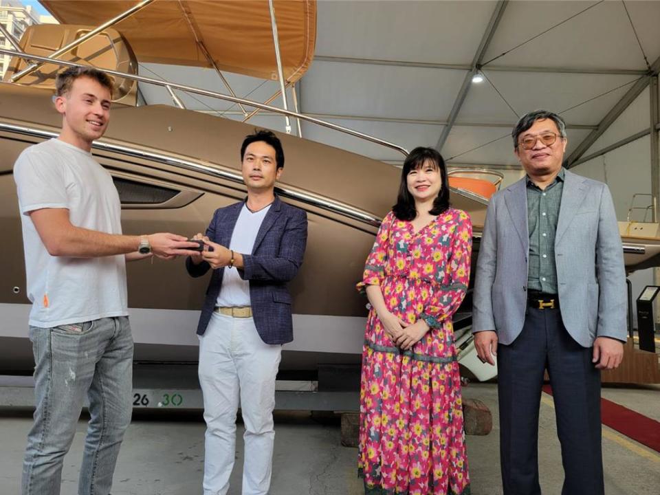 Cranchi船廠家族第六代Filippo（左一）19日將E30 Endurance遊艇的鑰匙，交給四葉國際餐旅集團創辦人胡竣甯（左二），象徵品牌精神與價值的傳承。（圖：顏瑞田）