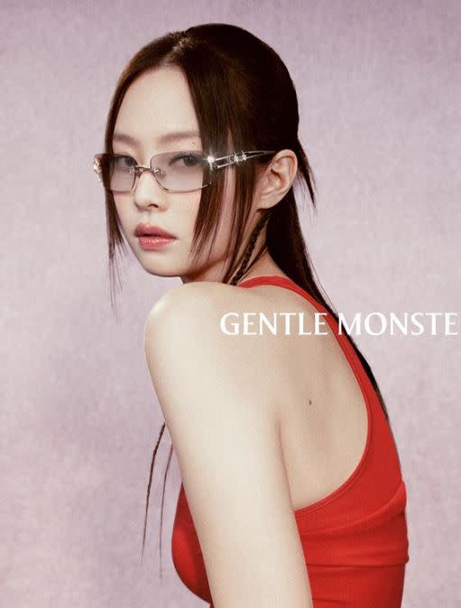 Jennie近期與時尚品牌推出聯名眼鏡，擁有滿滿話題性。（圖／翻攝自IG）