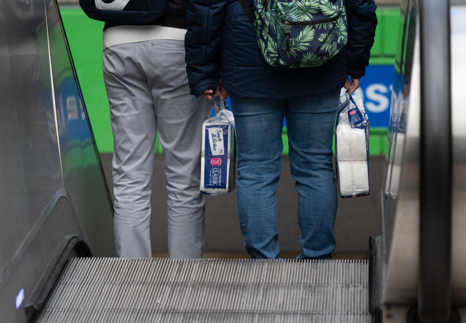 Pese a que en Alemania aumentan rápidamente los infectados, lo cierto es que no ha habido tanta demanda de papel higiénico. Las ventas han aumentado <strong>un 35%</strong>. (Photo by Bernd Thissen/picture alliance via Getty Images)