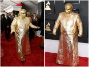 <p>CeeLo Green lief ganz in Gold mit einer roboterartigen Maske über den roten Teppich. (Bild: Getty) </p>