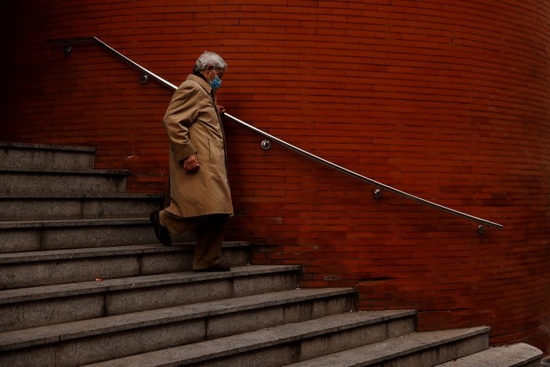 Spain set to re-introduce mandatory mask rule at hospitals and health centers as flu, COVID hits Europe