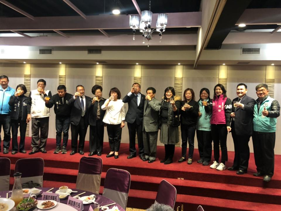 嘉義市觀光協會選出新任理事長張裕隆，多名政要前往祝賀。   圖：民眾黨嘉義總服務處/提供