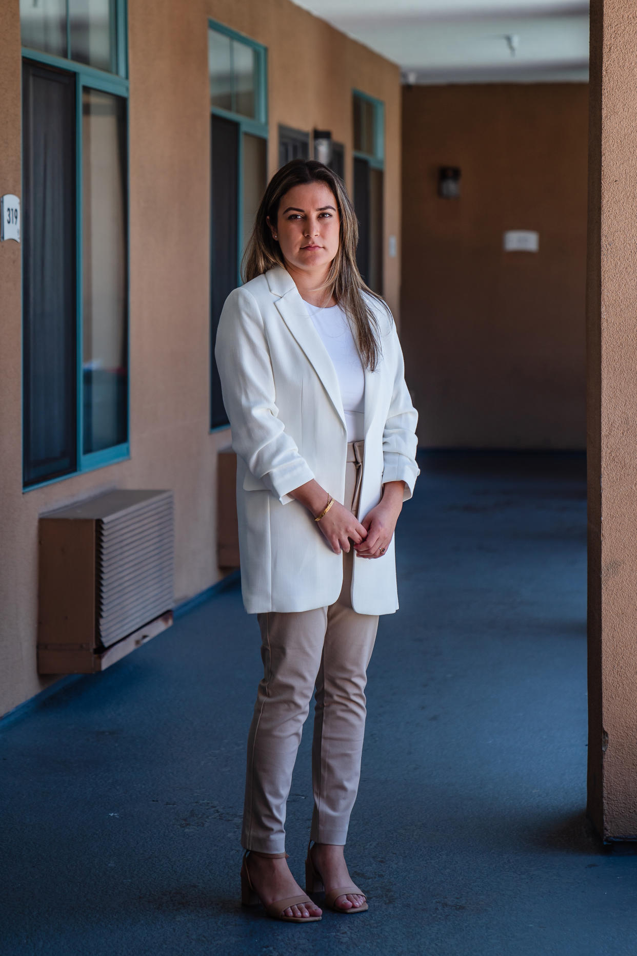 Cassandra Castellanos, directora de Servicios para Refugiados de la Diócesis de Caridades Católicas de San Diego, en San Diego, el 30 de abril de 2024. (Ariana Drehsler/The New York Times)
