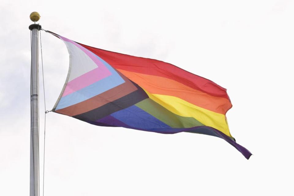 La bandera del Orgullo LGBTQ ondea en el Madera Community College el lunes 3 de junio de 2024.