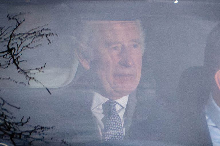 Carlos III y la reina Camilla dejan Clarence House, en Londres. (James Manning/PA Images via Getty Images)