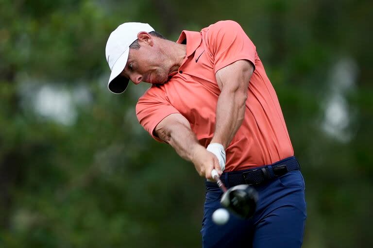 Rory McIlroy ejecuta el golpe de salida en el hoyo 11 de Pinehurts 2, una cancha muy desafiante, la elegida para este Abierto de Estados Unidos en el que el norirlandés intenta cortar una década sin conquistas mayores.