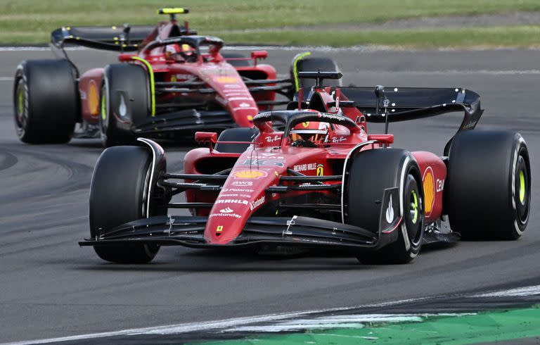 En la pista como en el campeonato, Charles Leclerc aventaja a Carlos Sainz Jr., aunque los 37 puntos de diferencia no resultan determinantes para el jefe de equipo Mattia Binotto