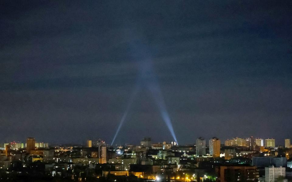 Ukrainian servicemen use searchlights as they search for drones in the sky over the city during a Russian drone strike, amid Russia's attack on Ukraine, in Kyiv - GLEB GARANICH/REUTERS