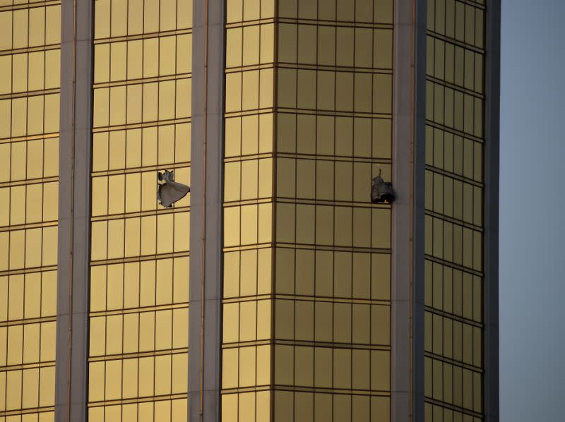 Las cortinas ondean en las dos ventanas rotas del Resort y Casino Mandalay Bay en Las Vegas Strip, el 2 de octubre de 2017. (Foto: John Locher/AP)