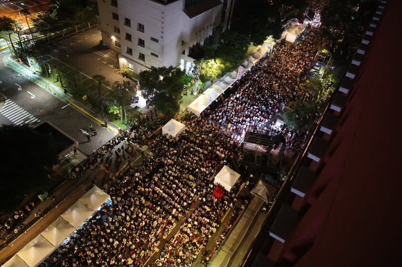 28日晚間，民眾宣布立法院外的抗議群眾已達7萬人。中央社