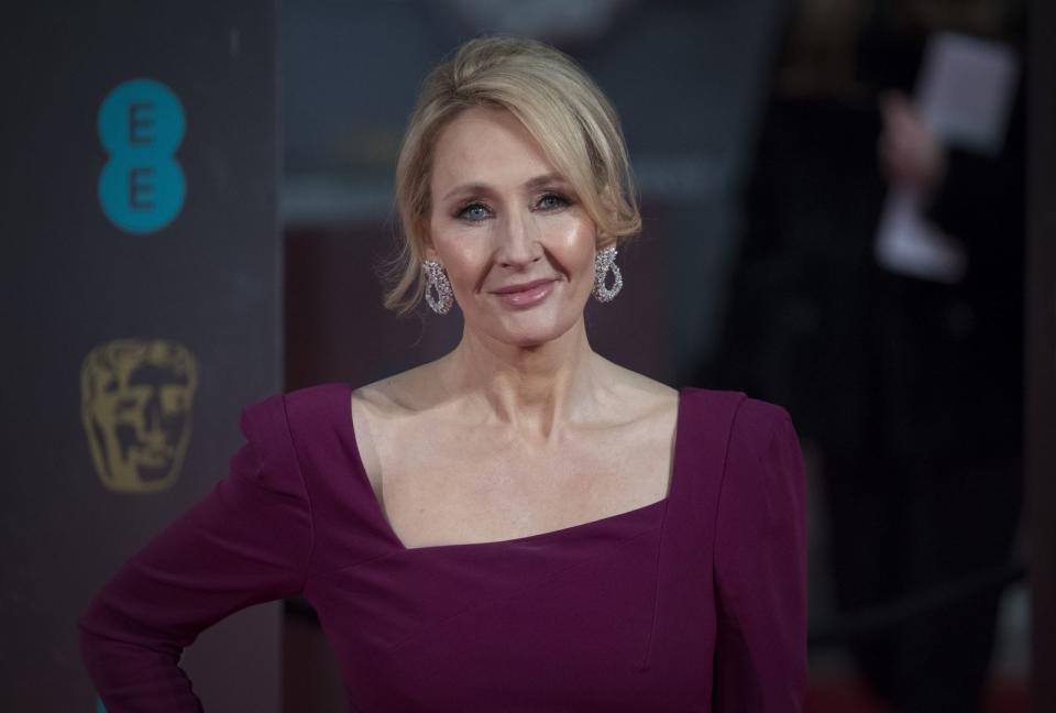 <p>J. K. Rowling, geistige Mutter von "Harry Potter", stellt uns ebenfalls vor eine Herausforderung. Die Initialen J.K. sind leicht zu meistern: "Dschäj Käj." Der Nachname wird allerdings nicht "Rohling" ausgesprochen, sondern "Rolling" wie bei den "Rolling Stones". (Bild: John Phillips/Getty Images)</p> 