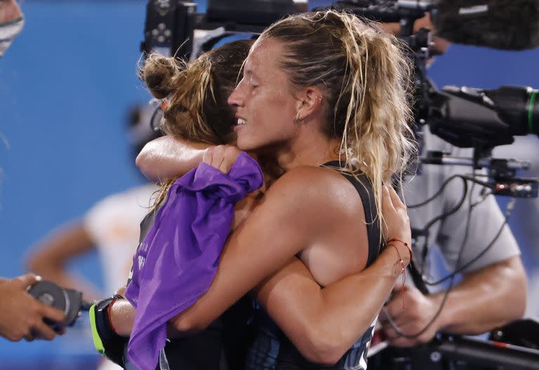 Merino se abraza con Agustina Albertarrio 