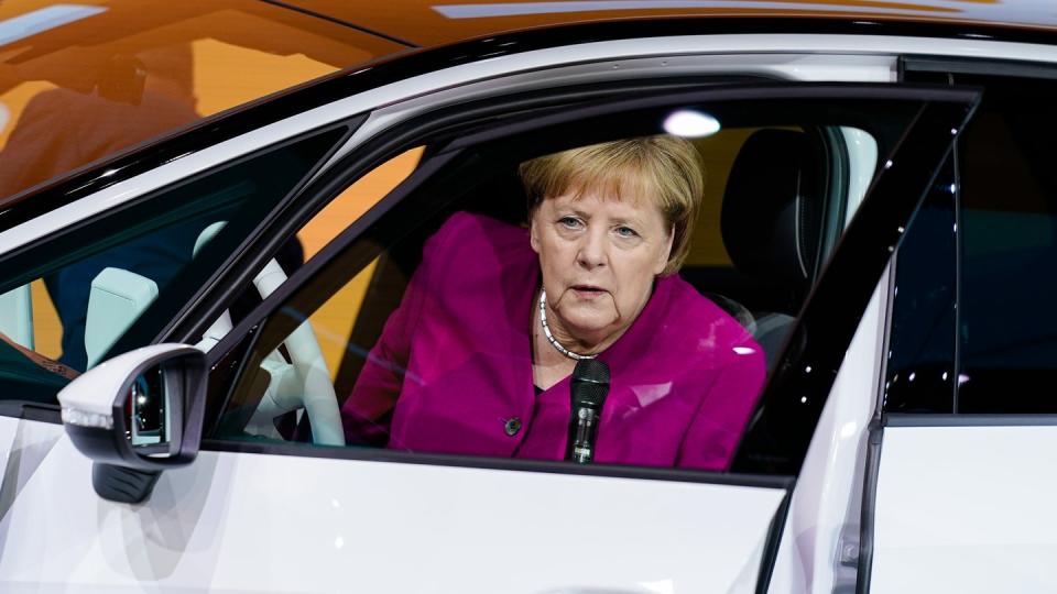 Bundeskanzlerin Angela Merkel (CDU) besuchte 2019 den Stand von Volkswagen bei der IAA.