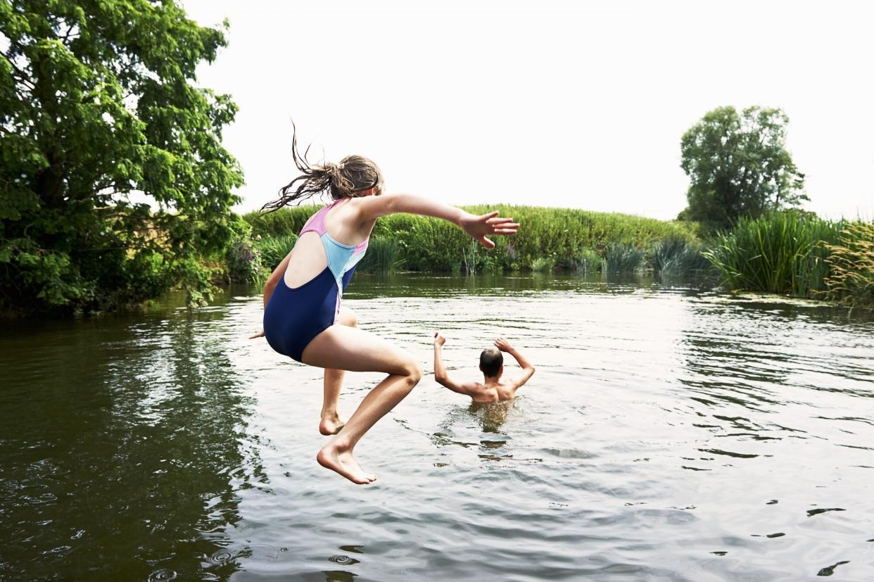 kids jumping in to lake