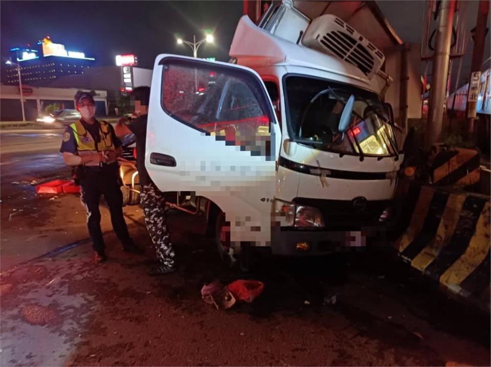 快新聞／小貨車闖入平交道遭區間車撞擊！ 台鐵民雄=嘉義雙向列車延誤