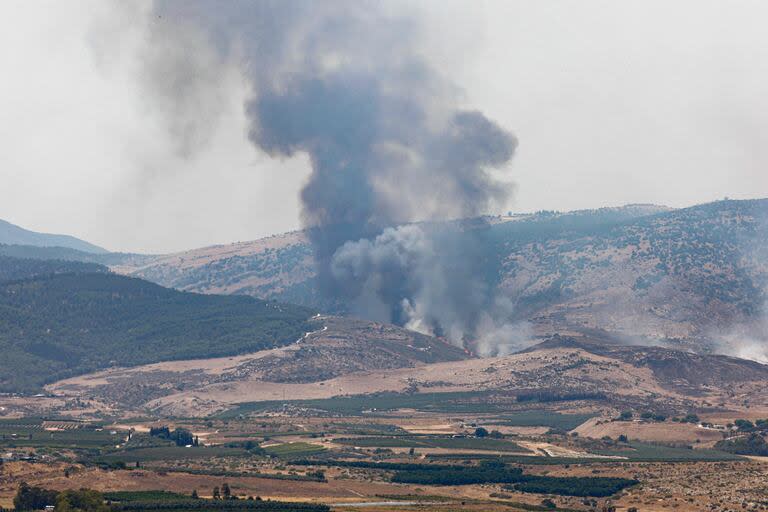 El fuego y el humo se elevan después de que cohetes lanzados desde el sur del Líbano golpearon áreas en el norte de Israel el 4 de julio de 2024.