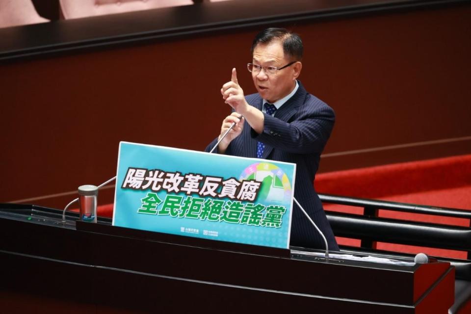 質詢台上擺著「陽光改革反貪腐」、「全民拒絕造謠黨」手卡，張啓楷一上台，就質疑卓揆跟民進黨現在是否「恐懼改革」、「選擇失憶」？(圖／張啟楷國會辦公室提供)