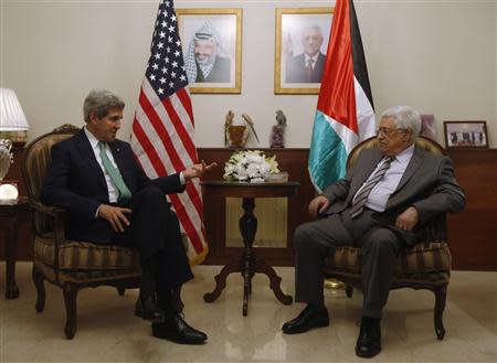 U.S. Secretary of State John Kerry (L) meets with Palestinian Authority President Mahmoud Abbas in Amman, November 7, 2013. REUTERS/Jason Reed