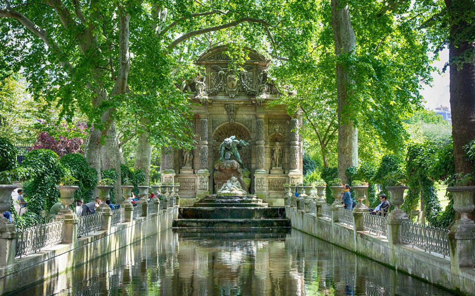 In the Luxembourg gardens you can pilot remote-controlled sailboats, picnic or ride a carousel designed by the designer of the Paris Opera.