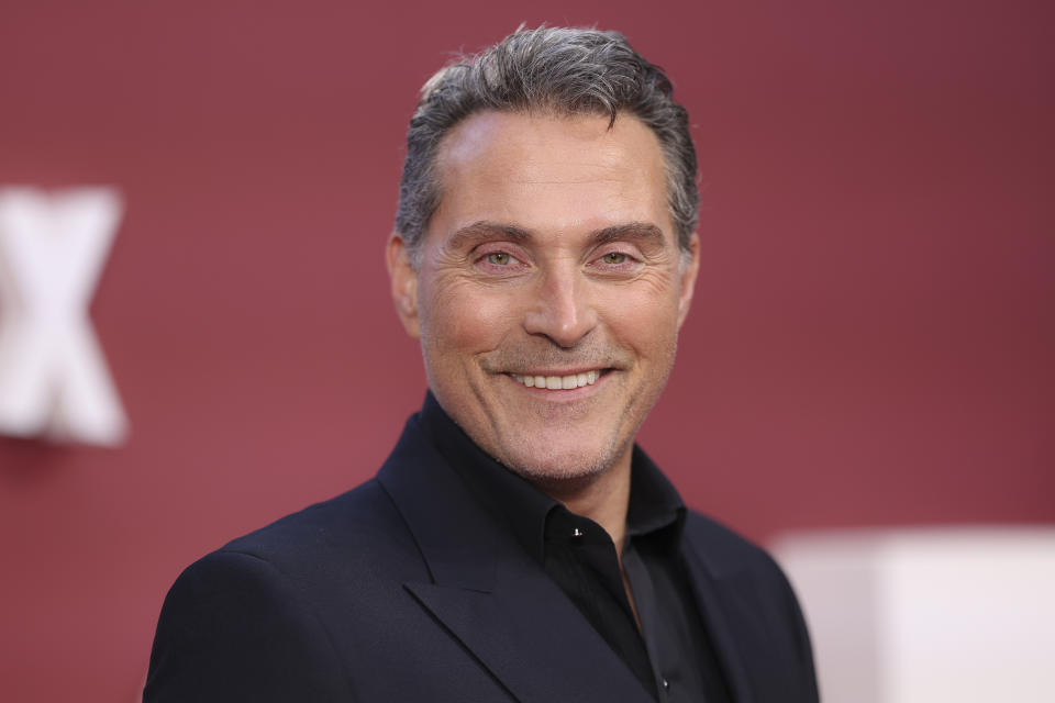 Rufus Sewell posa en el estreno mundial de la película "Scoop" el miércoles 27 de marzo de 2024 en Londres. (Photo by Vianney Le Caer/Invision/AP)