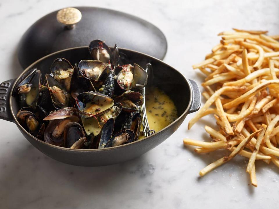 Moules au Safran (Mejillones bouchot de Maine) al vapor con vino blanco, mostaza de Dijon y azafrán, servidos con papas fritas.