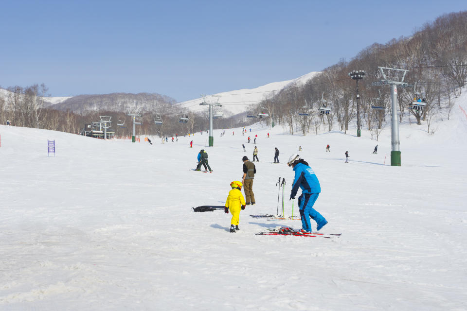 People enjoying ski at Kokusai Ski Resort. (Photo: Gettyimages)