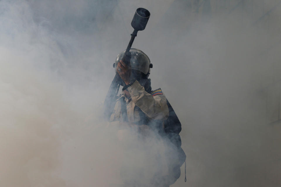 <p>A riot police officer holds a gun during a rally against Venezuela’s President Nicolas Maduro in Caracas, Venezuela May 1, 2017. (Photo: Carlos Garcia Rawlins/Reuters) </p>