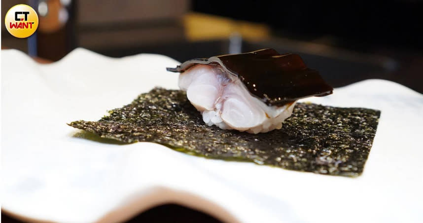 「鯖魚壽司」選用油脂豐富的鹿兒島鯖魚，而宛如波浪紋的壽司盤是由總經理葉子瑜手繪設計、本土陶藝家林永勝燒製而成。（圖／魏妤靜攝）
