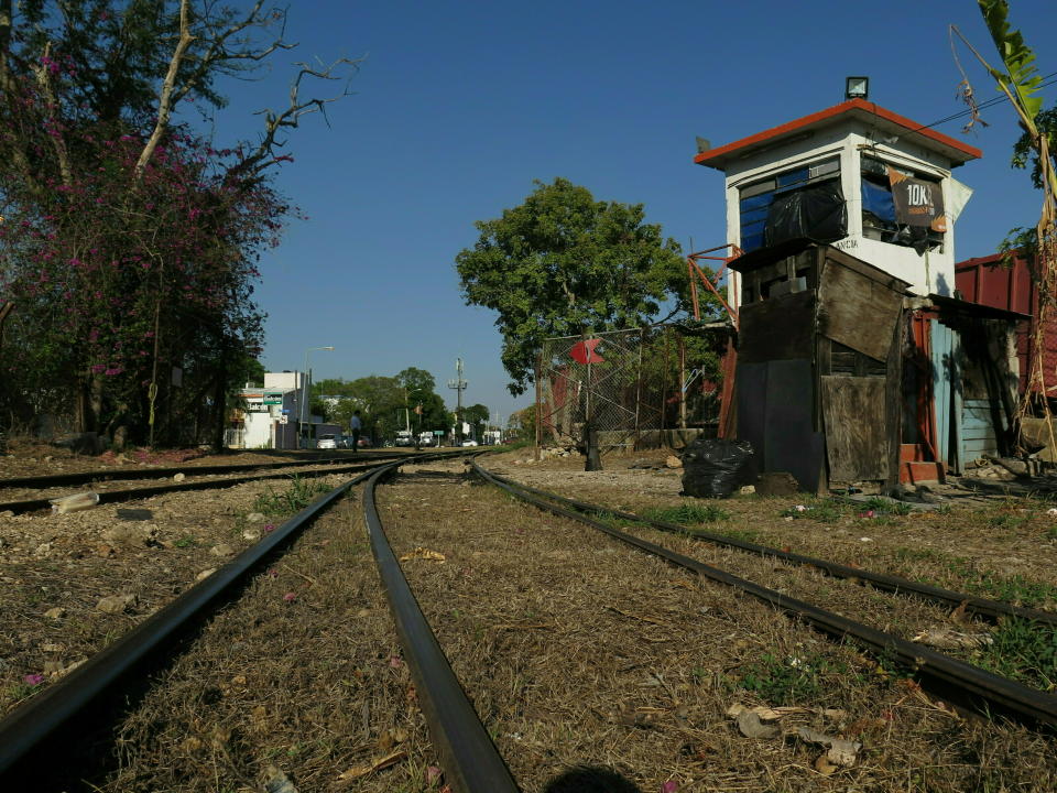 Una antigua parada de tren llamada La Plancha junto a una vieja vía en Mérida, México, el jueves 11 de abril de 2019. (AP Foto/Peter Orsi)