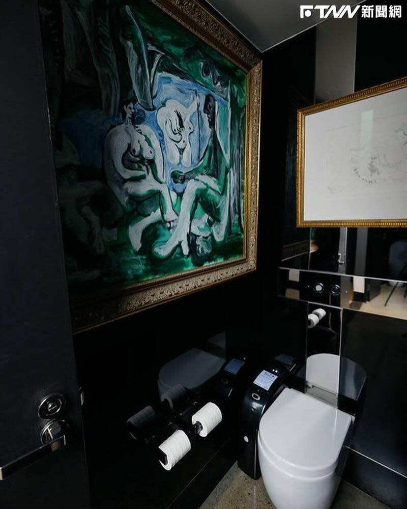 畢卡索名畫掛女廁。（圖／翻攝自IG「kirshakaechele」）