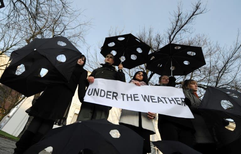 Unos miembros de la delegación de la Organización Internacional de la Juventud exhiben una pancarta para concienciar sobre la capa de ozono, durante la Conferencia sobre el Cambio Climático de la ONU en Poznan, Polonia, el 4 de diciembre de 2008 (Joe Klamar)