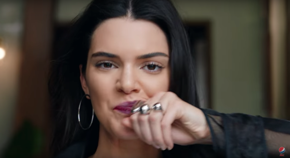 Zum Fremdschämen: Die schlimmsten Momente aus Kendall Jenners Pepsi-Werbung