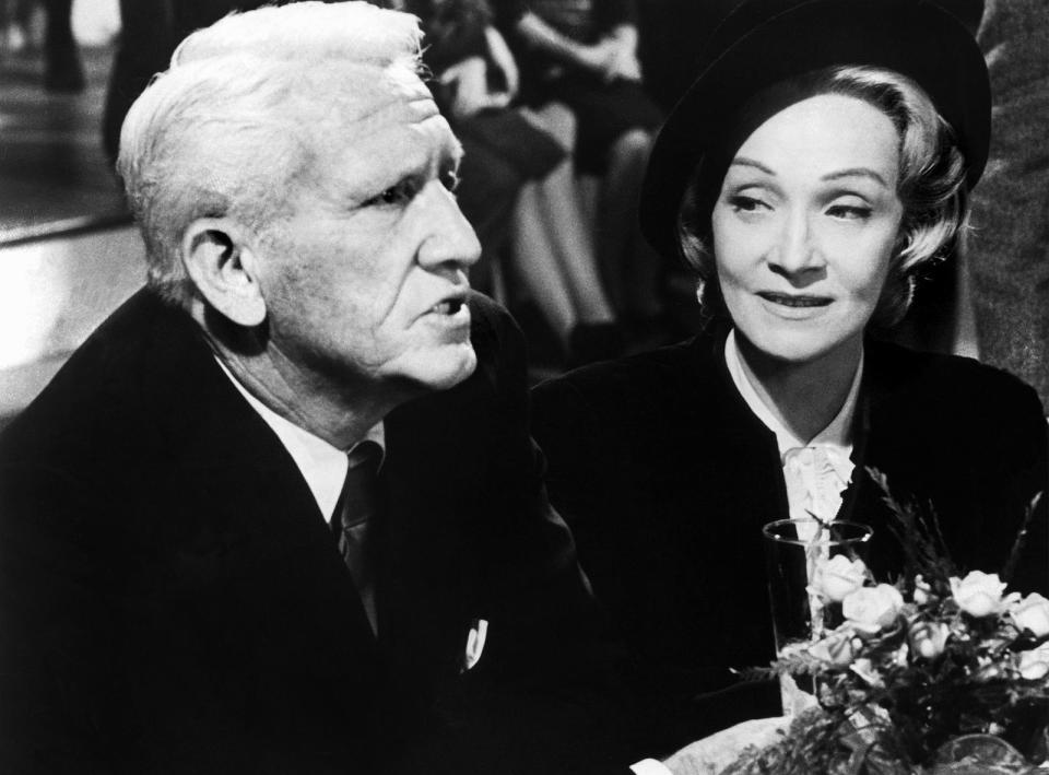 Richter Haywood (Spencer Tracy) bemüht sich im Prozess gegen vier ehemalige Nazi-Richter in Nürnberg um eine faire Verhandlungsführung. Die Generalswitwe Berthold (Marlene Dietrich) versucht ihm klarzumachen, warum ihr später hingerichteter Mann Hitler diente. "Urteil von Nürnberg" zählt zu den beeindruckendsten Gerichtsfilmen und ist gleichzeitig einer der wichtigsten Filme, die sich mit der Aufarbeitung der NS-Zeit befassen. (Bild: ARD / Degeto)