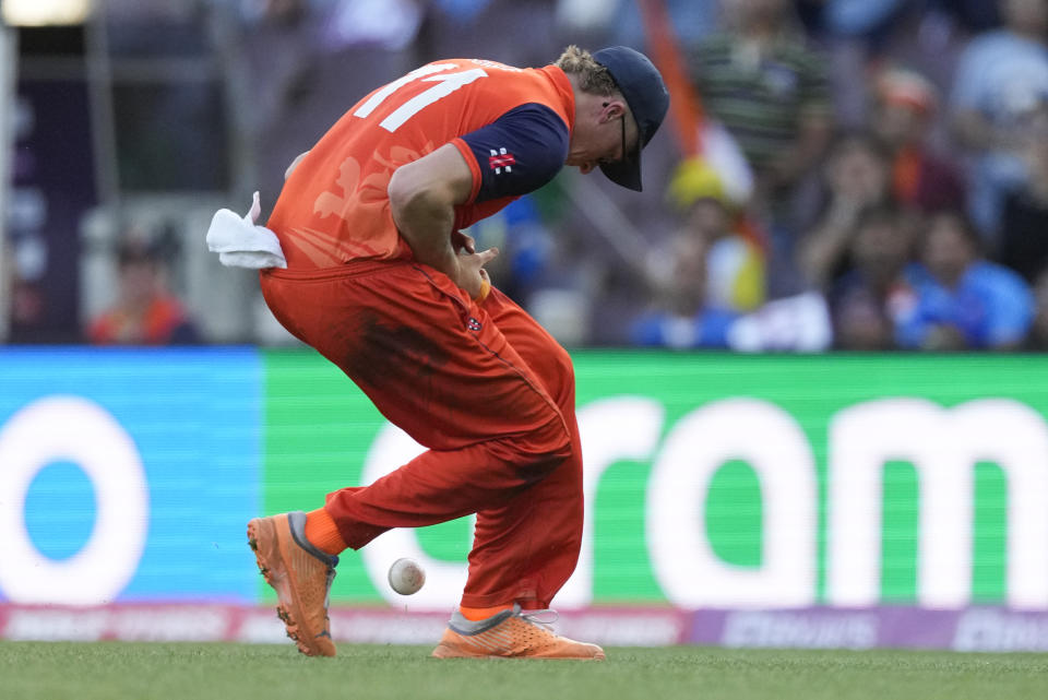Netherlands' Tim Pringle drops a catch during the T20 World Cup cricket match between India and the Netherlands in Sydney, Australia, Thursday, Oct. 27, 2022. (AP Photo/Rick Rycroft)