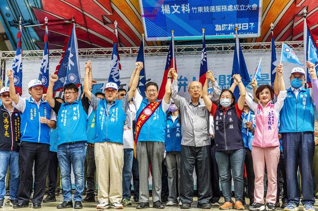 楊文科（中）成立竹東競選服務處，國民黨榮譽主席吳伯雄（中左）到場「讚聲！」全場高喊「楊文科1票，張順朋1票，國民黨竹東全壘打！」（羅浚濱攝）