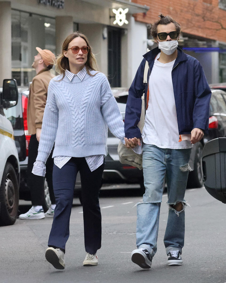 LONDON, ENGLAND - MARCH 15: Harry Styles and Olivia Wilde are seen in Soho on March 15, 2022 in London, England. (Photo by Neil Mockford/GC Images)