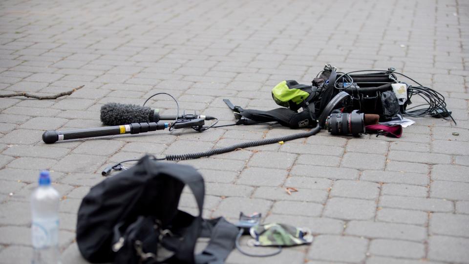 Bei einer Demo der Querdenkerbewegung in Berlin dreht ein ZDF-Team. Plötzlich stürmt eine Gruppe vermummter Menschen auf sie zu. (Bild: dpa)