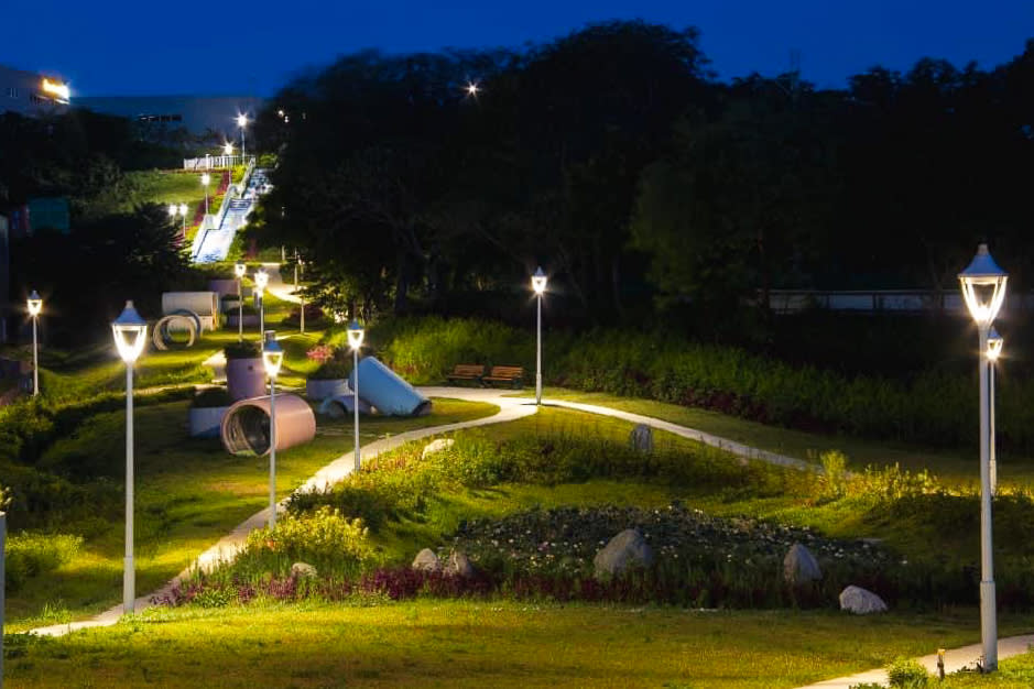 五股垃圾山搖身一變為五股夏綠地夜晚美景。   圖：林口區公所提供