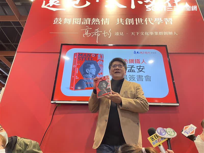 屏東前縣長潘孟安出席台北國際書展《紅色鋼鐵人》首波簽書會。（圖／記者吳康瑋攝）