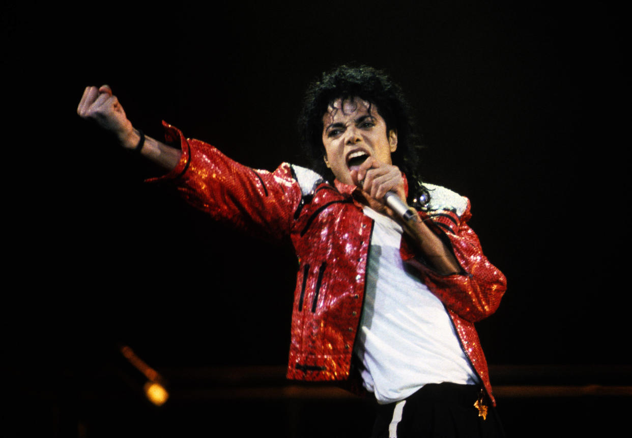 Michael Jackson se produit en concert vers 1986.